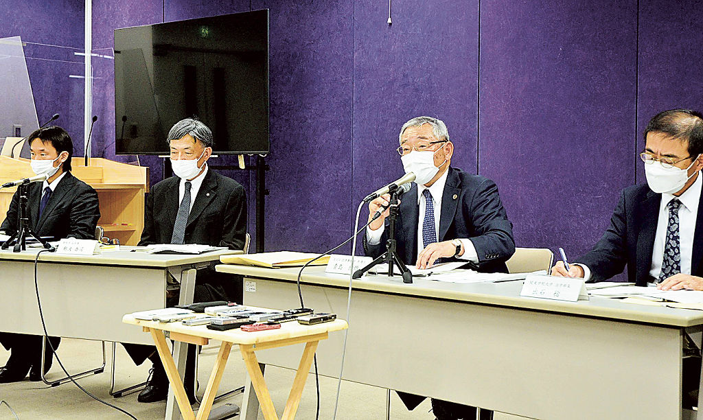 最終会合後に記者会見する青島伸雄委員長（右から２人目）。砂防法の検証は「手が回らなかった」と説明した＝５月、県庁