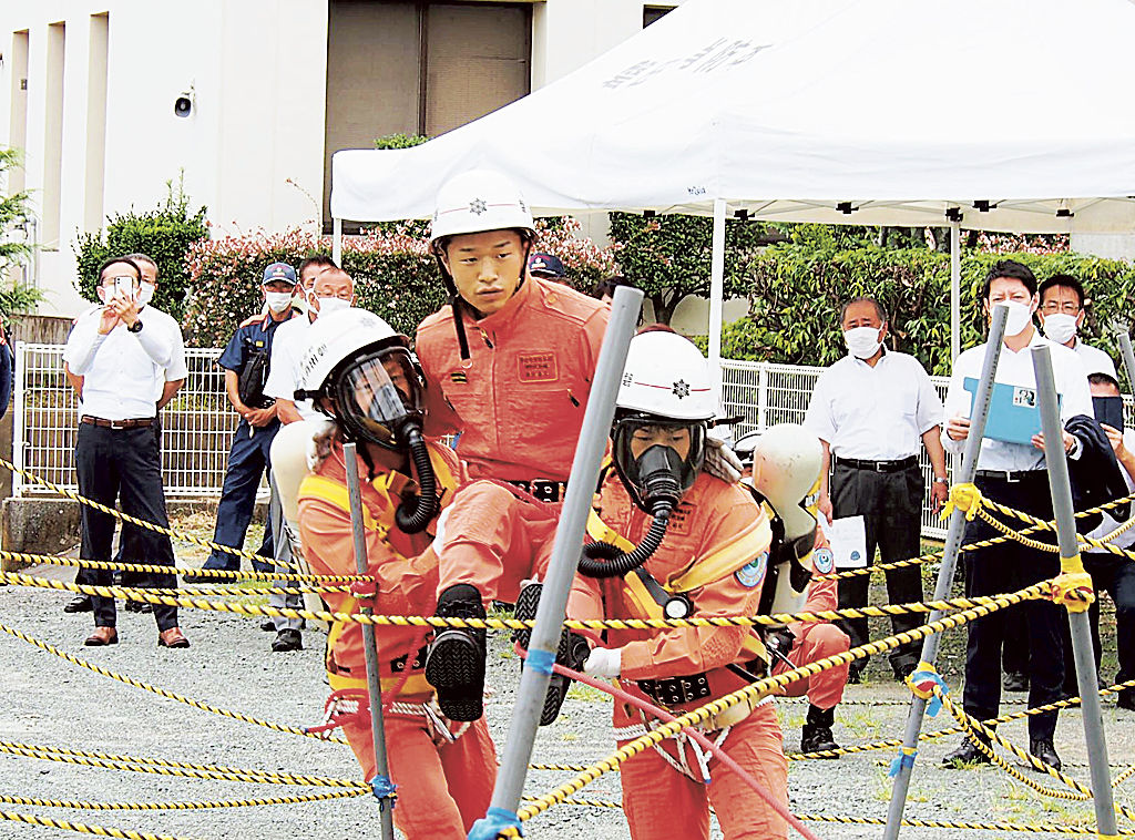 消防救助技術関東地区指導会に向けた訓練を披露する隊員＝磐田市消防署
