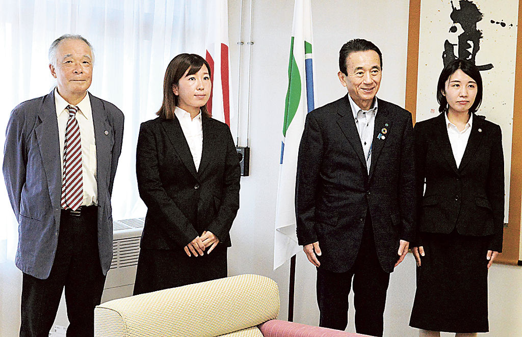 ＪＩＣＡ海外協力隊員として派遣される上竹さん（左）、高須さん（左から２人目）、伊藤さん（右）＝浜松市役所