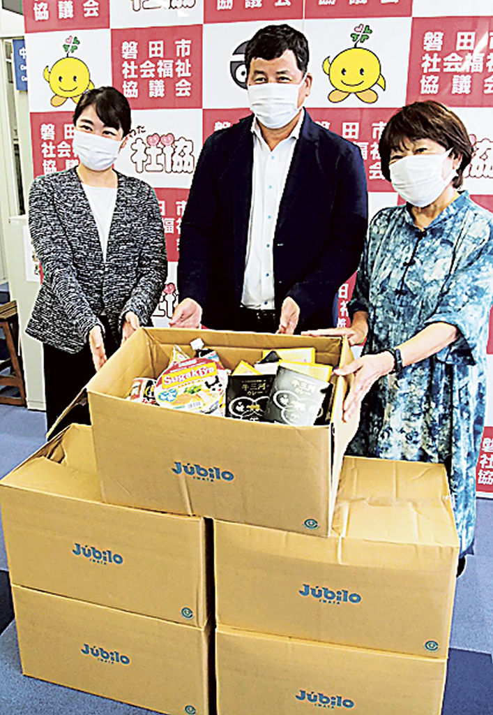 ジュビロ磐田のサポーターらが提供した保存食品を長谷川会長（右）に届けるジュビロの登副本部長（中央）ら＝磐田市のｉプラザ