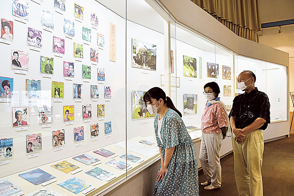 自筆資料や歴代レコードが並ぶ企画展＝浜松市中区の浜松文芸館