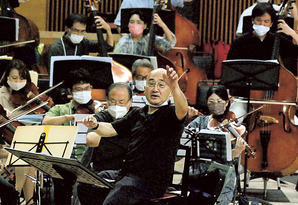 「音楽の広場」に向けてオーケストラの指導に当たる広上淳一＝静岡市駿河区のグランシップ