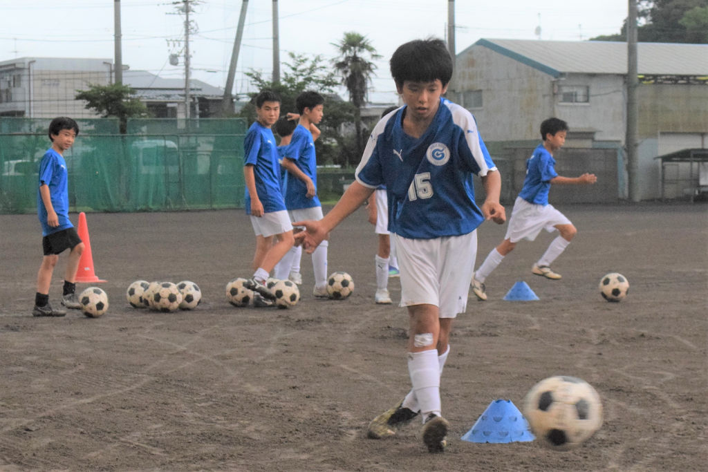 自習後は清水東高のグラウンドに移ってサッカーの練習に取り組む