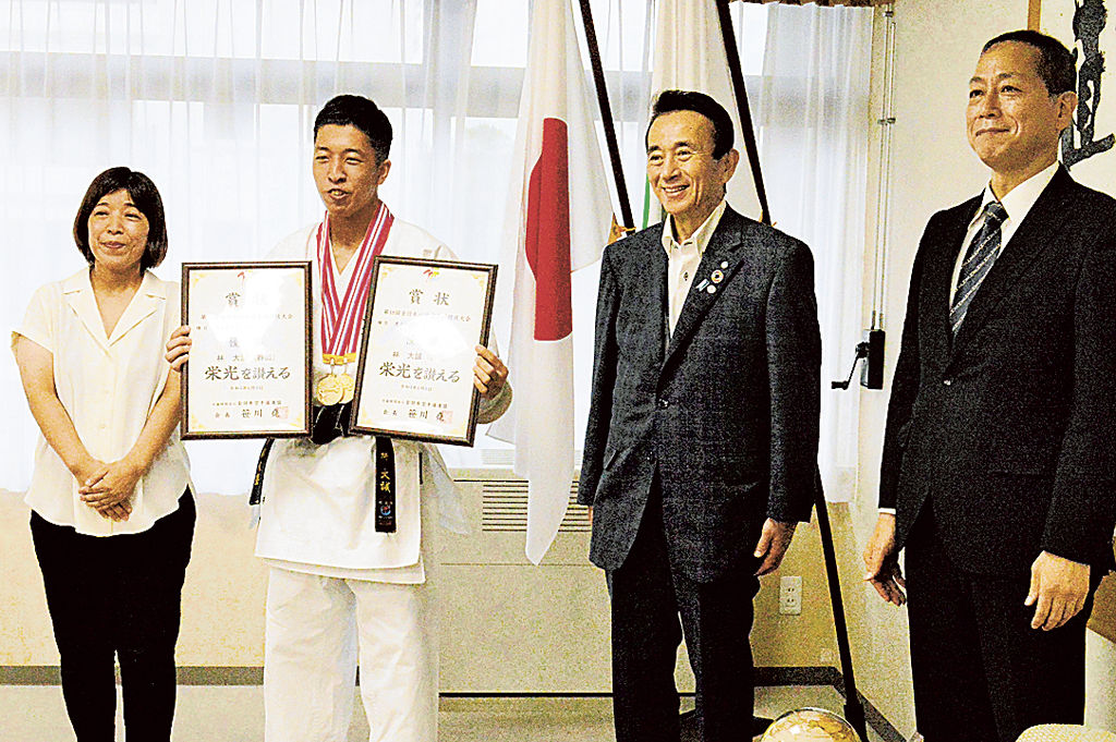 全日本パラ空手道競技大会で優勝した林さん（左から２人目）＝浜松市役所