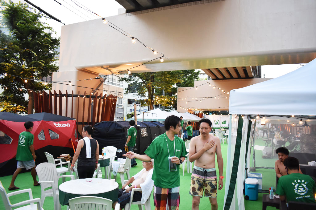 ６種類のテントが設置された「遠州サウナ」＝浜松市中区の新川モール