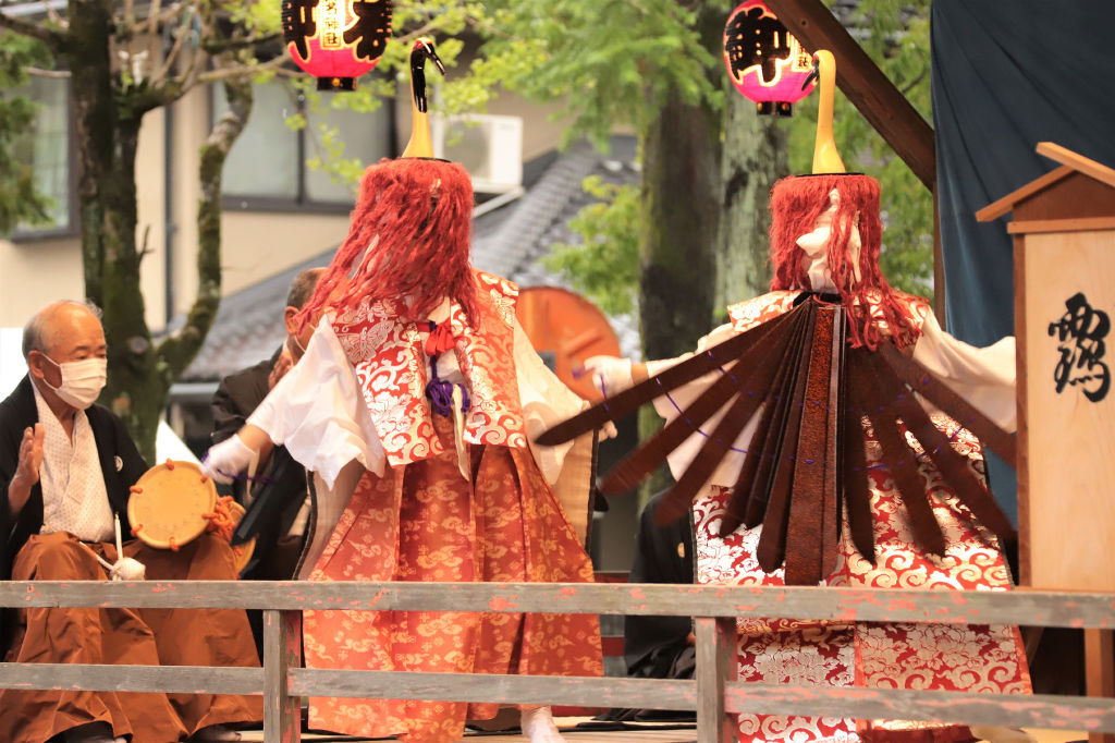 「鶴」の舞を披露する子どもたち＝森町の山名神社