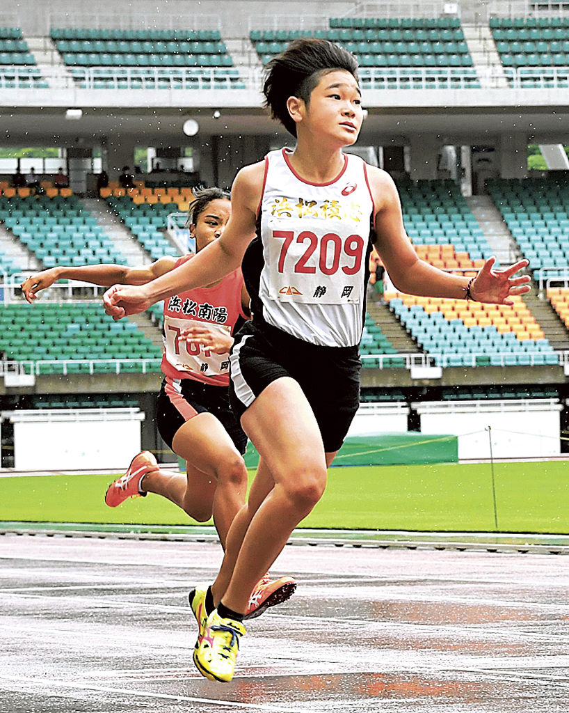 女子３年１００メートル決勝　１２秒２４で優勝した浜松積志の小池雛＝エコパスタジアム