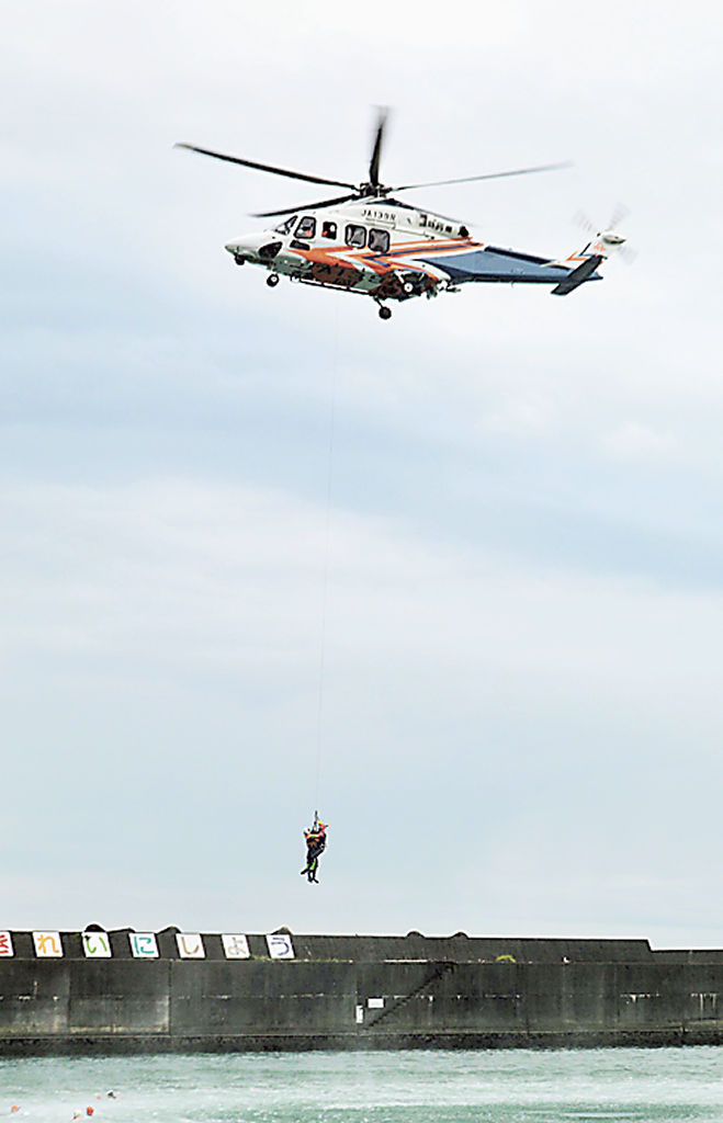 ヘリを用いた水難事故の救助訓練＝静岡市駿河区広野の用宗漁港外港