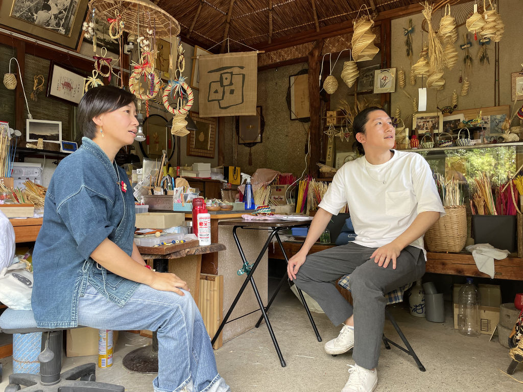 工房でチャリティー企画の打ち合わせをする辻さん（左）と佐野さん＝伊豆市修善寺
