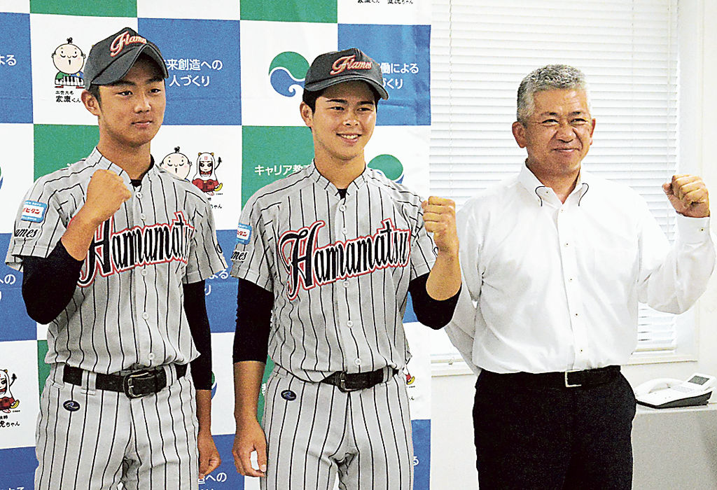 日本少年野球選手権大会への出場を報告した浜松ボーイズの選手ら＝浜松市中区の市教委