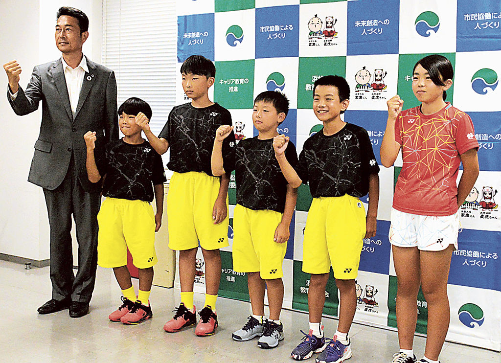 全日本小学生ソフトテニス選手権大会に出場する浜松市内の児童ら＝同市中区の市教委