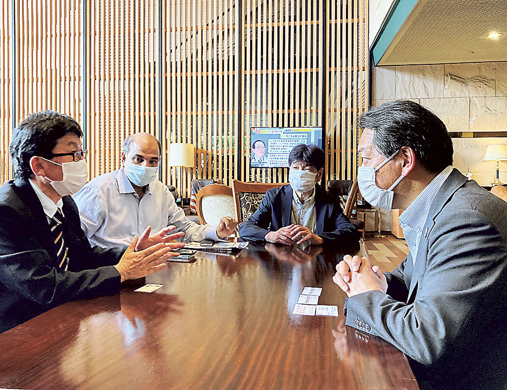 プラダンさん（左から２人目）と意見を交わす中川会長（同３人目）ら＝御殿場市