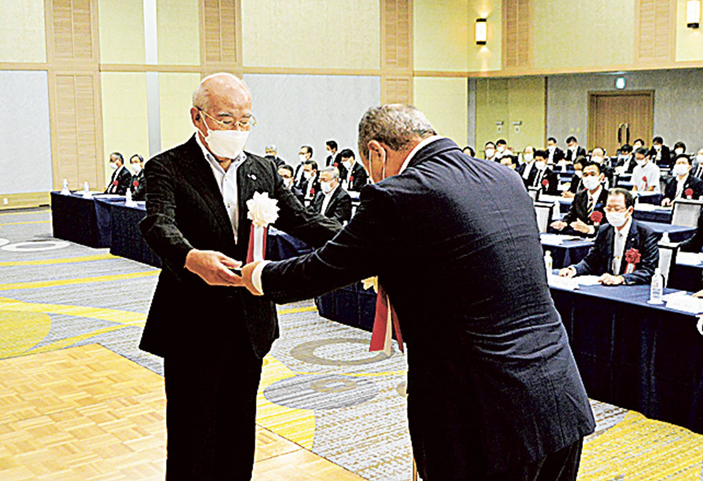 ＴＫＣ静岡会の発展に貢献し、感謝状を受ける功労者（左）＝２０日午後、静岡市葵区