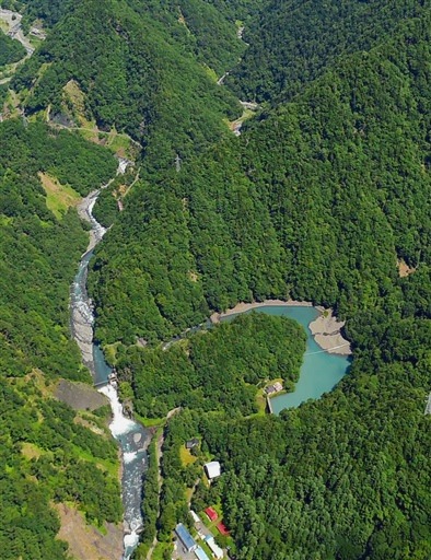 大井川最上流部から富士川水系に水を流す田代ダム（右）。付近の大井川（手前が下流側）はリニア工事で流量減少が予測されている＝静岡市葵区