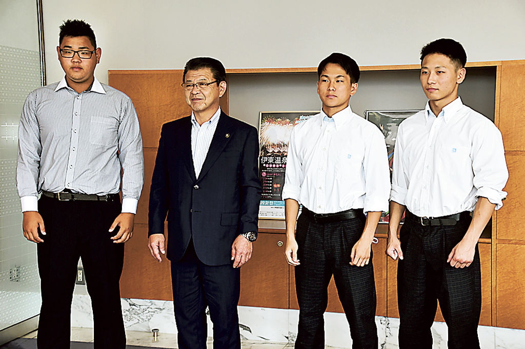 小野市長（左から２人目）に全国大会での健闘を誓った生徒＝伊東市役所