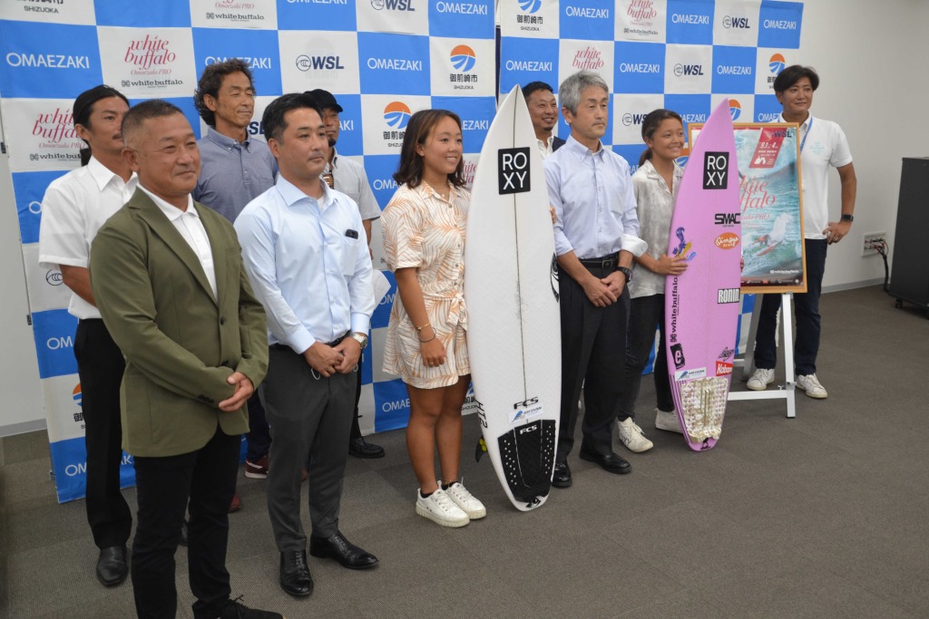 サーフィンの国際大会の成功を誓う実行委員と佐藤選手（前列左から３人目）、池田選手（同５人目）＝御前崎市内