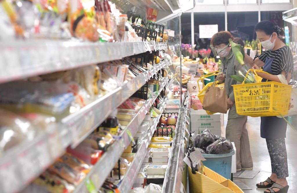 値上げが加速している食料品。スーパーの買い物客の多くが「物価高を実感している」と話した＝静岡市駿河区