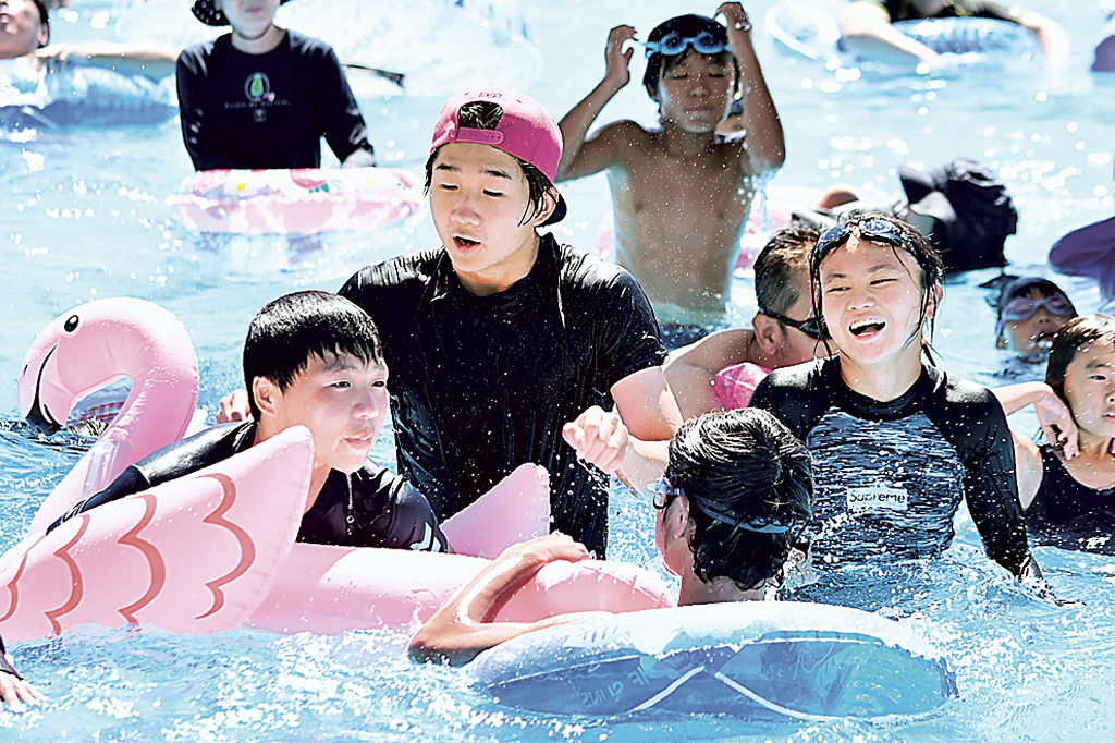 流水プールで元気に遊ぶ子どもたち＝富士市の富士マリンプール
