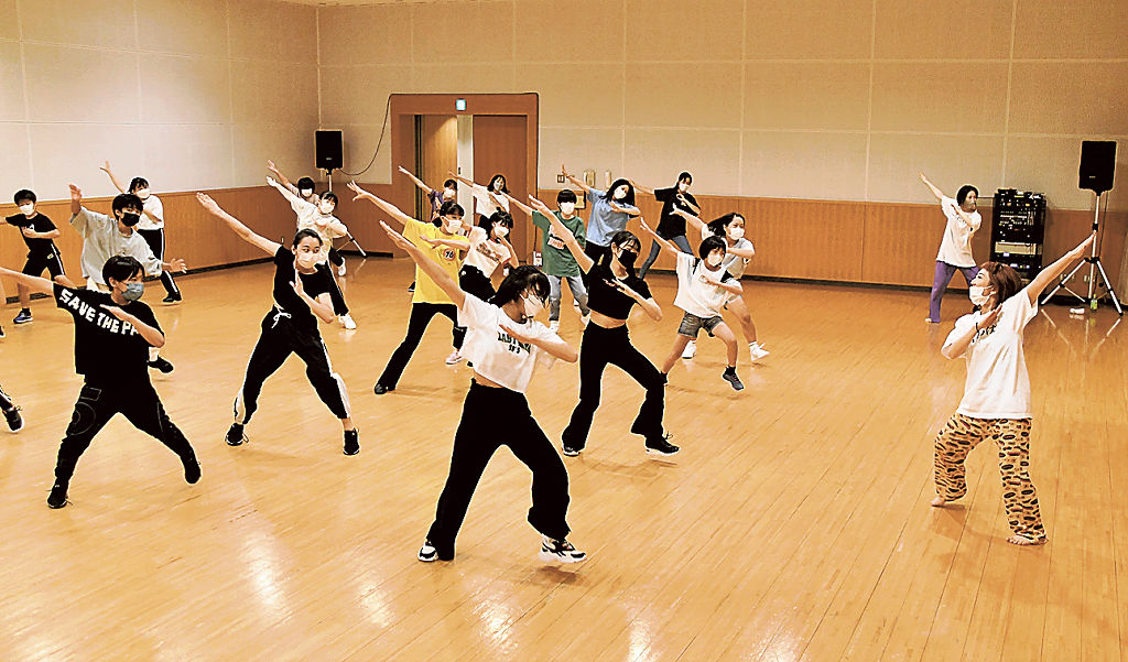 ａｋａｎｅさん（右）の指導でダンスを楽しむ子どもたち＝静岡市駿河区のグランシップ