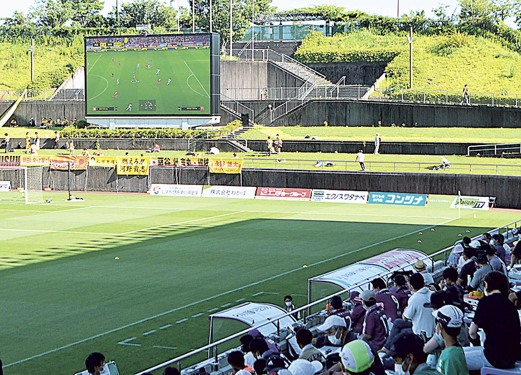 「ｅフットボール」の県代表決定戦。試合の様子を大型スクリーンで放映した＝藤枝市の藤枝総合運動公園サッカー場