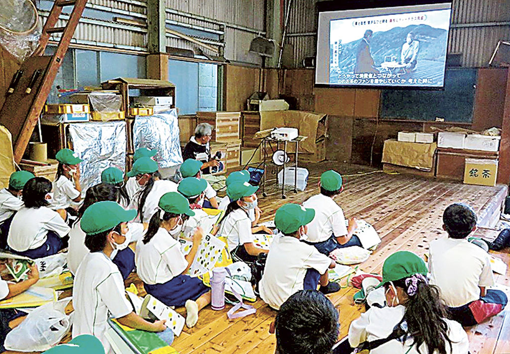 児童がてん茶の製造工程などを学んだ工場見学会＝藤枝市の市之瀬の里