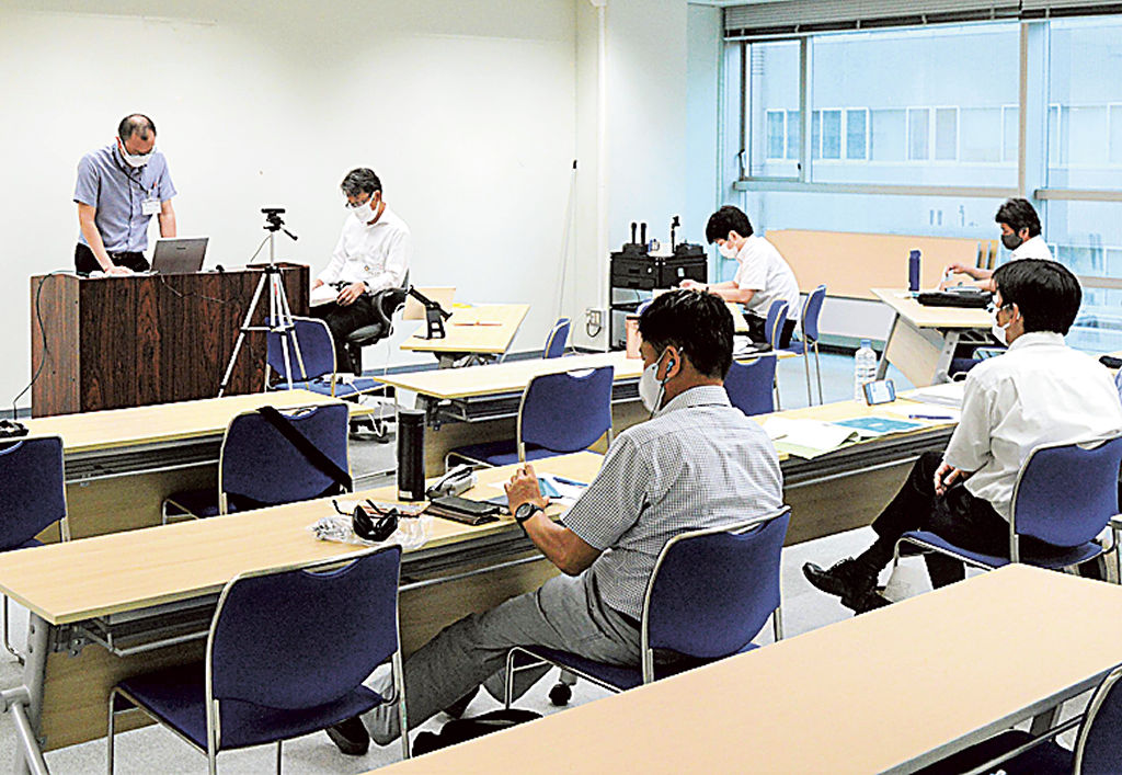 浜松市の指定管理施設についてオンラインで説明した会合＝浜松市中区の地域情報センター