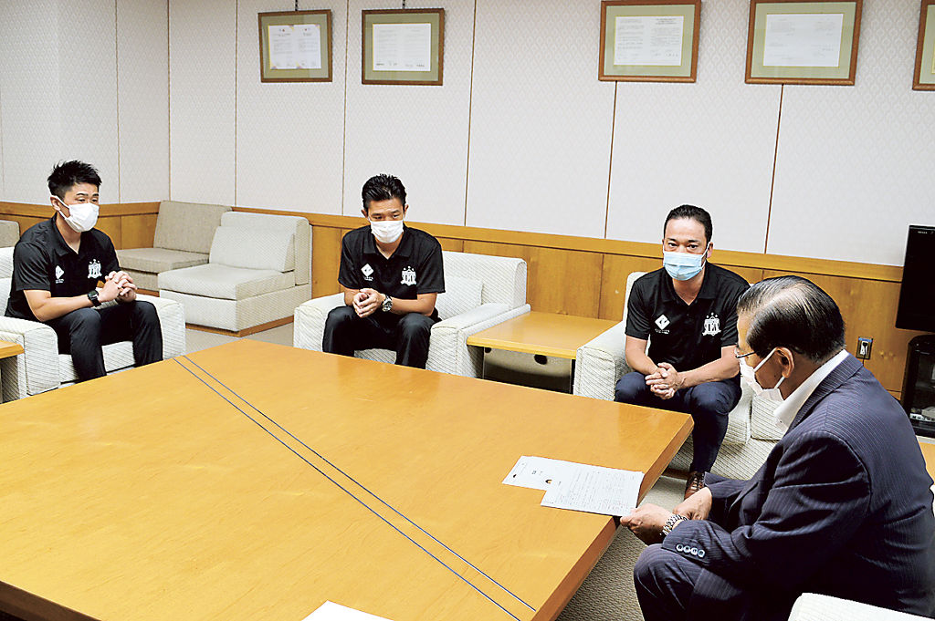 全国大会出場を報告する佐野さん（右から２人目）や選手＝富士宮市役所