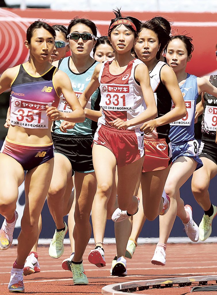 日本選手権女子１５００メートルで力走する沢田結弥（手前右）。今夏、日本女子中距離のエース田中希実（左端）が初出場した時と同じ高校２年生でＵ２０世界選手権に挑む＝６月、大阪