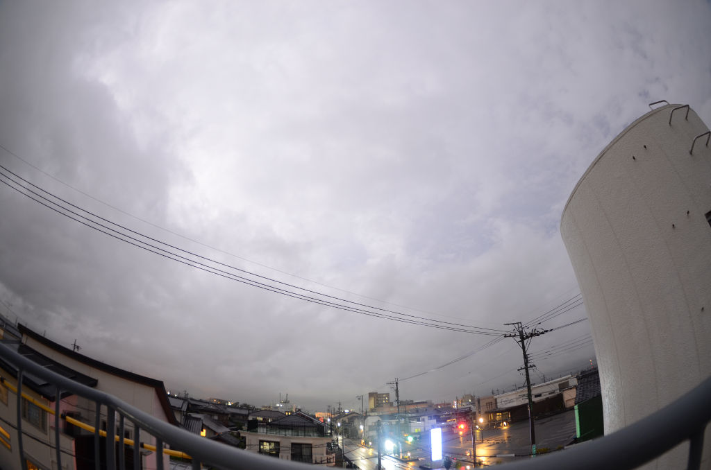 雲放電とみられる光で明るくなった空＝２６日午後１０時１１分、浜松市浜北区（１秒間露光）