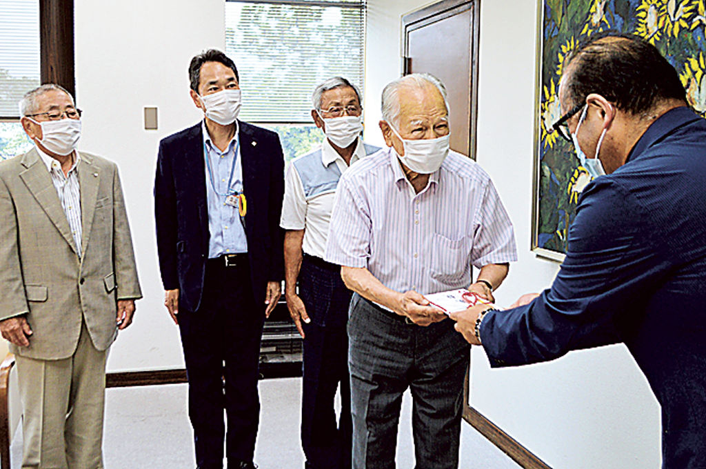長谷川市長（右）に目録を渡す和田さん＝菊川市役所
