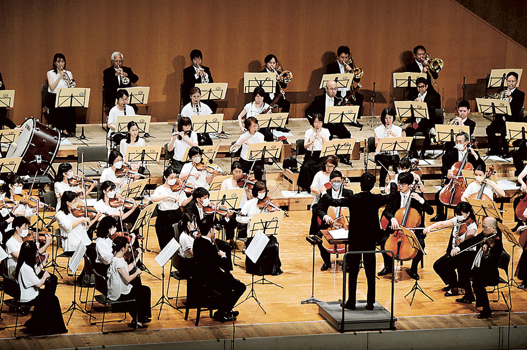 親子で楽しめる音楽を披露した浜松交響楽団＝浜松市中区のアクトシティ浜松