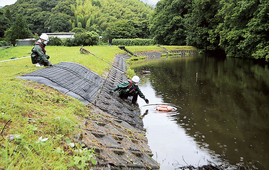 ため池ののり面に設置された安全ネット＝７月１５日、島田市内