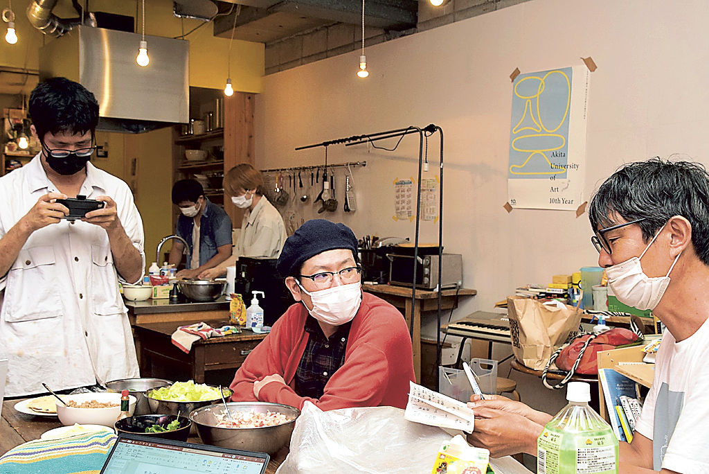 学生や地域住民が集まり交流を楽しむ「黒板とキッチン」＝１６日、浜松市中区田町