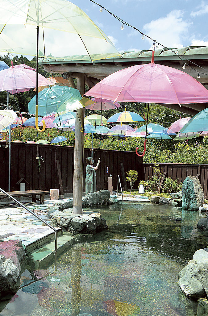 色とりどりの傘が飾られた露天風呂＝掛川市居尻のならここの湯