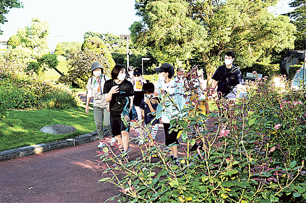 ブレス浜松の選手と一緒に歩く参加者＝浜松市西区のはままつフラワーパーク