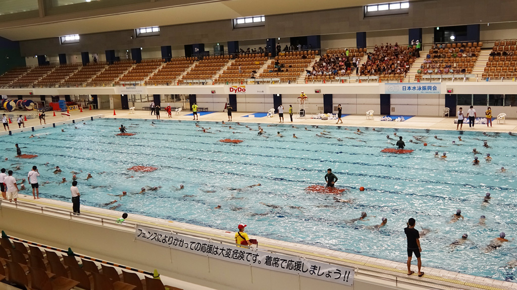 開始３分ほど。プールに流れができてきた＝２２日、浜松市西区の市総合水泳場トビオ