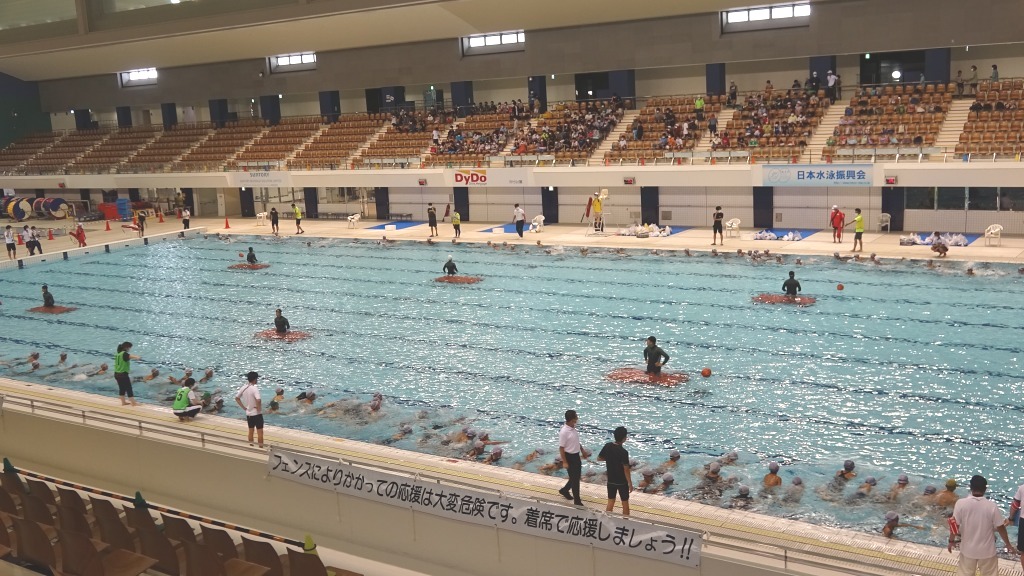 ５０メートル×２５メートルのプールの両端から、約２００人が一斉に泳ぎ始めた＝２２日、浜松市西区の市総合水泳場トビオ