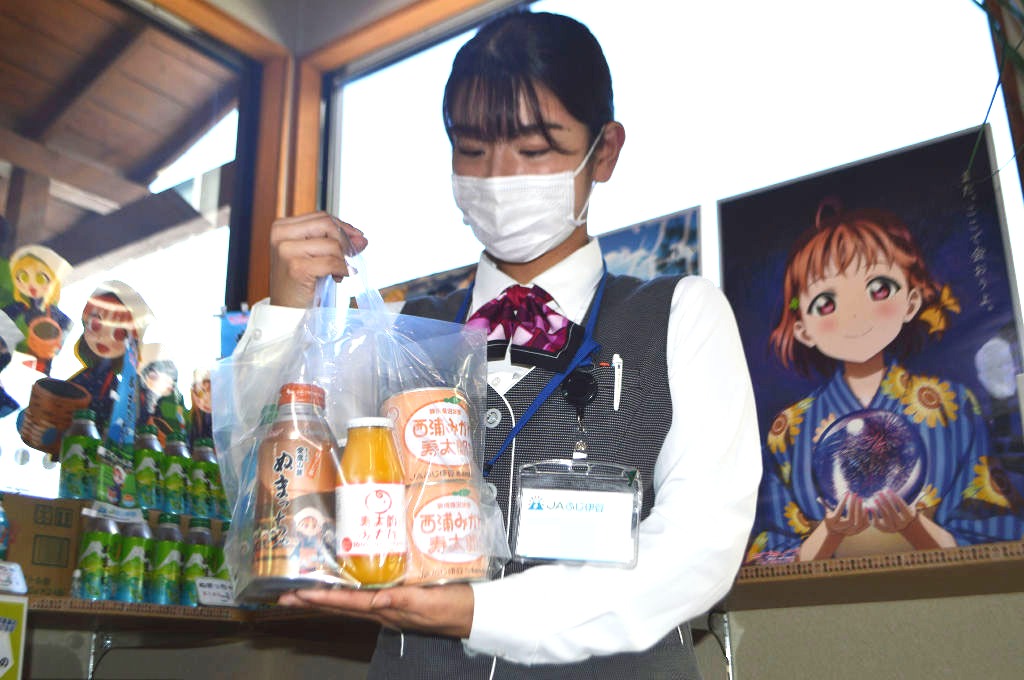 高海千歌の誕生日に合わせて地元農産物の詰め合わせを販売する＝沼津市の緑茶館ぬまづ（写真の一部を加工しています）