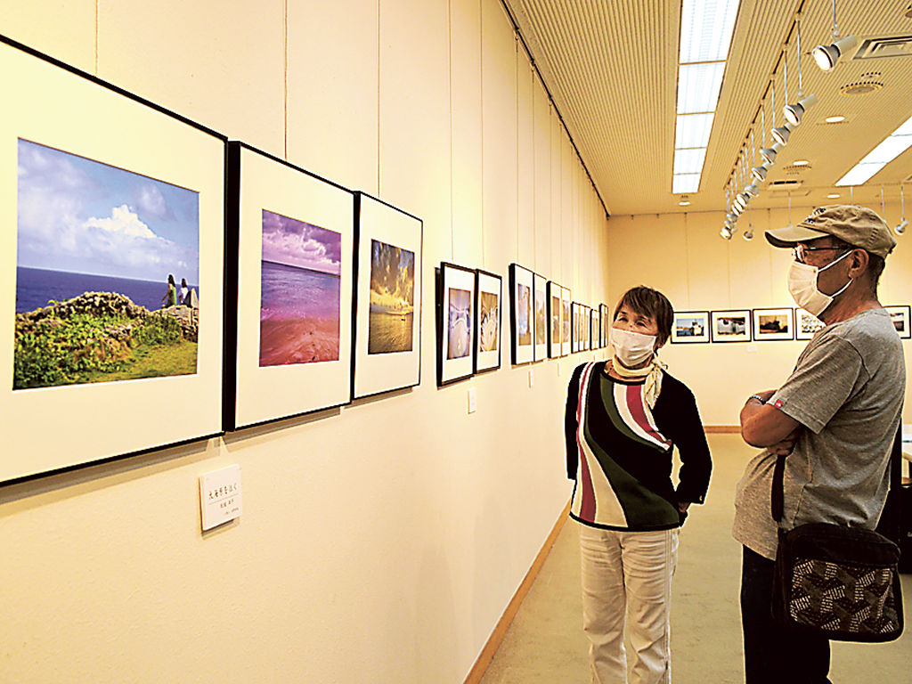 風景や人物を題材にした作品が並ぶ写真展＝静岡市葵区のしずぎんギャラリー四季