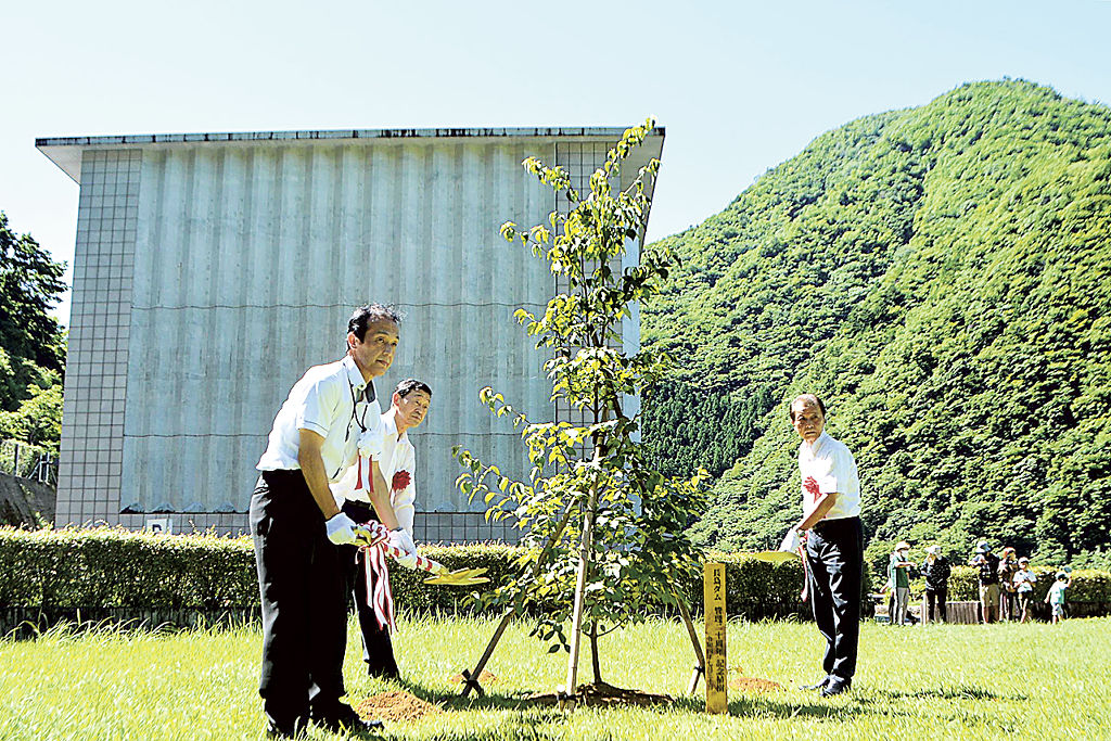 長島ダムの管理２０周年を記念し植樹を行う松村所長（左）ら＝川根本町犬間