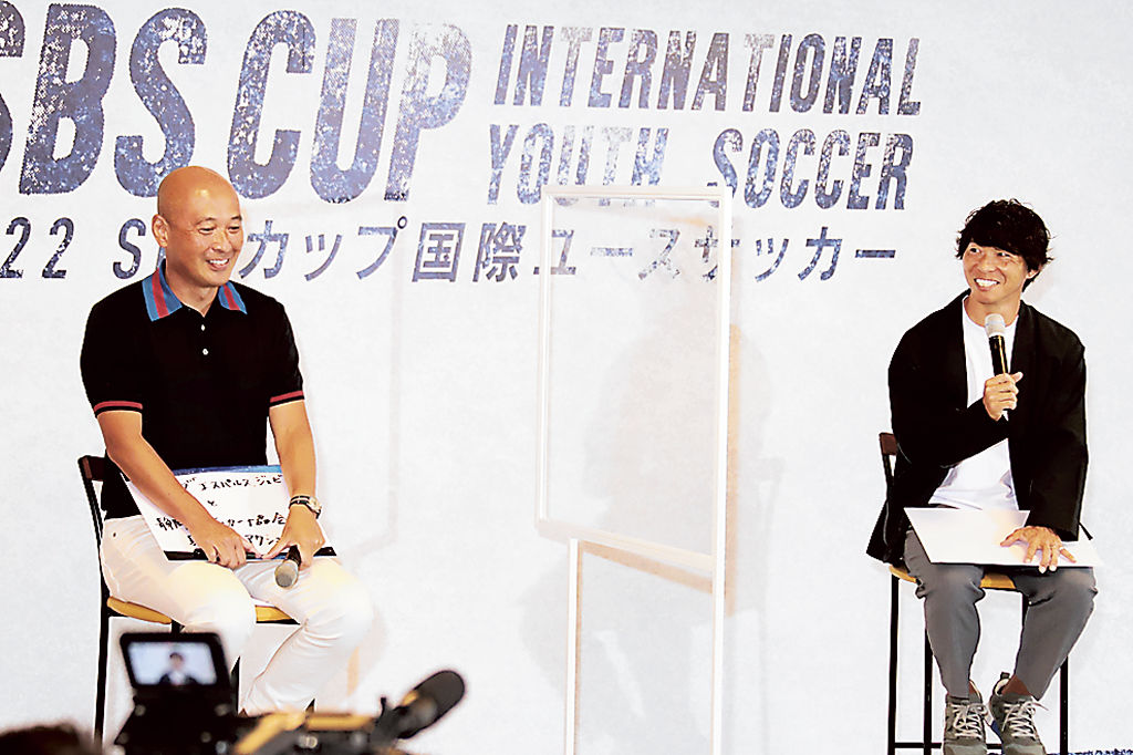 ＳＢＳカップの意義などについてトークした松原さん（左）と佐藤さん＝袋井市のエコパスタジアム