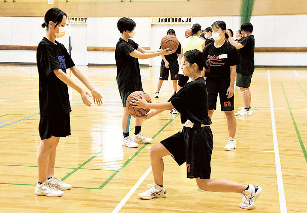 地域の中学生にバスケットボールの技術を教える高校生（左）ら＝磐田市見付の磐田北高