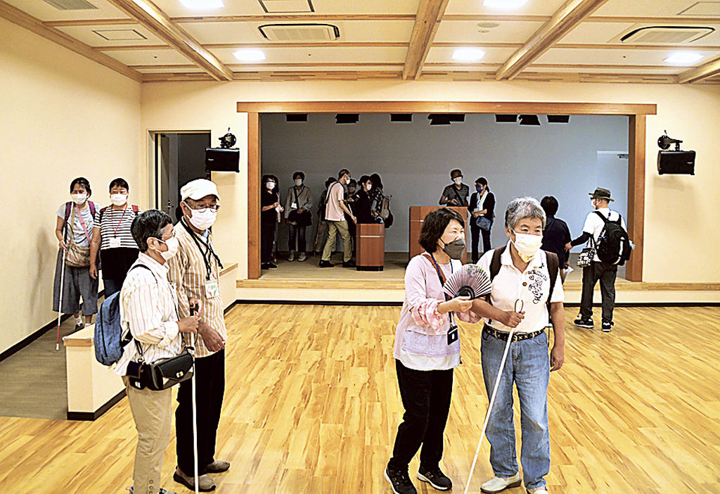 新しくなった小ホールを見学する参加者＝浜松市中区の市福祉交流センター