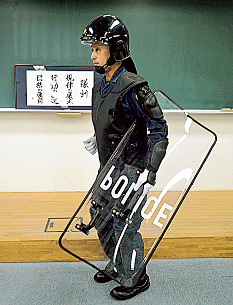 盾やヘルメットを使った訓練を実演する隊員＝静岡市駿河区の県警機動隊
