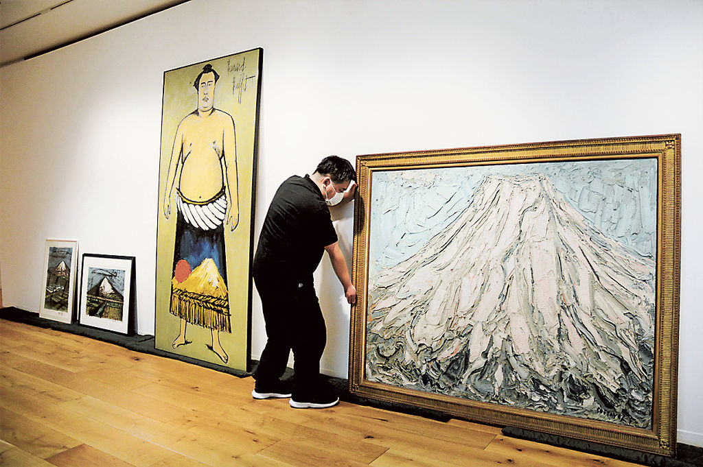 ベルナール・ビュフェやアンドレ・コタボが描いた富士山の作品を搬入するスタッフ＝長泉町のベルナール・ビュフェ美術館