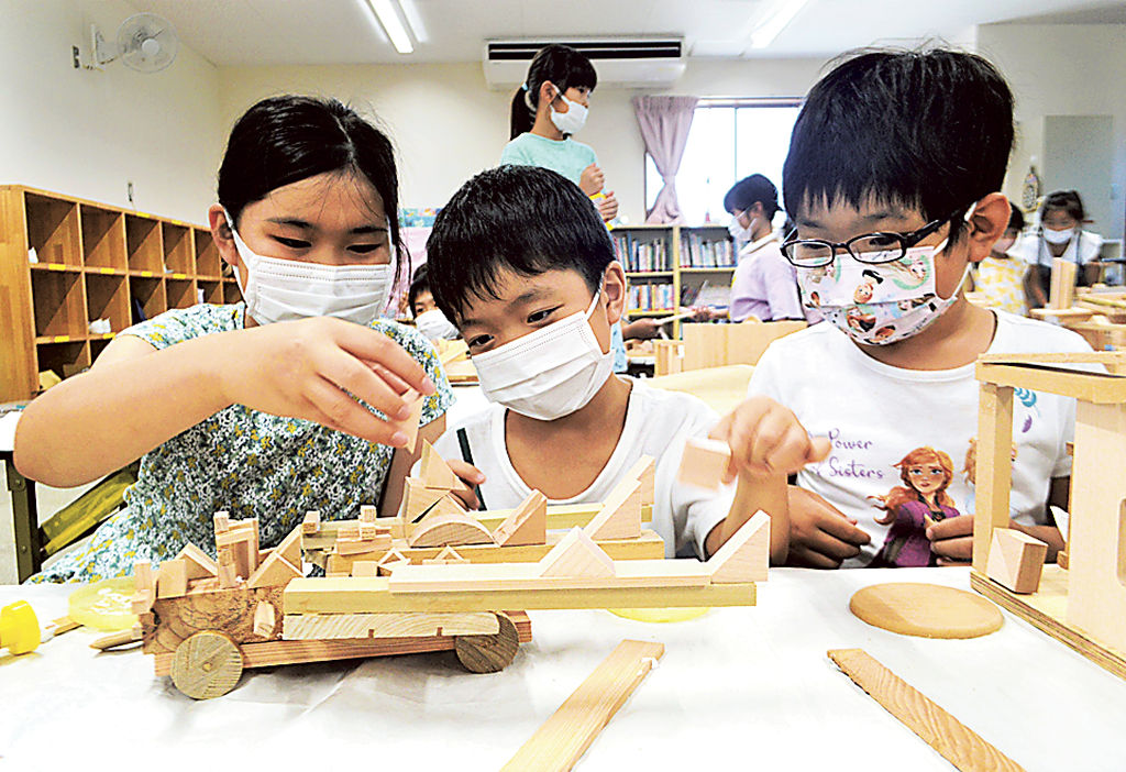 車の模型を作る児童ら＝静岡市駿河区の大里西小児童クラブ