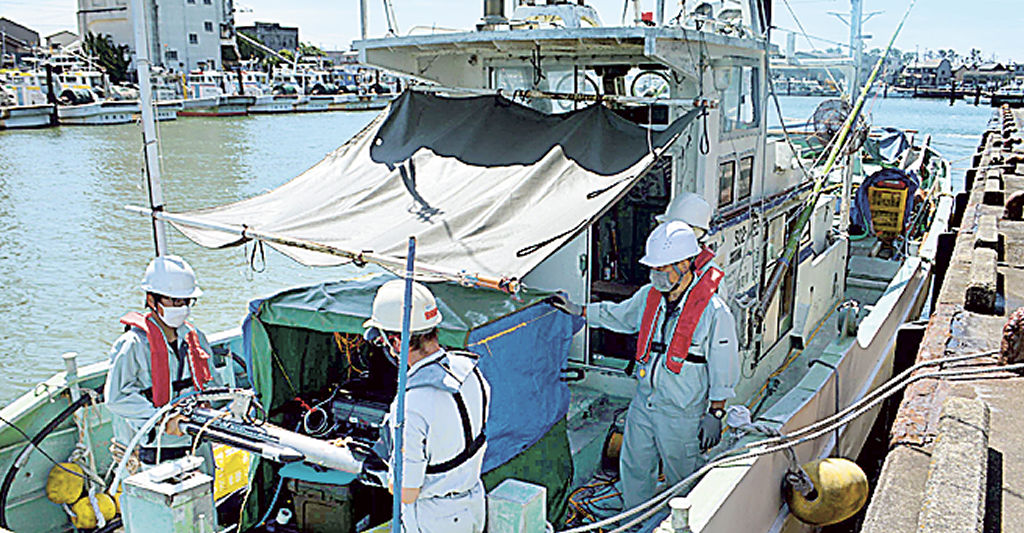 海洋調査出発前に準備作業を行う関係者＝浜松市西区の舞阪漁港