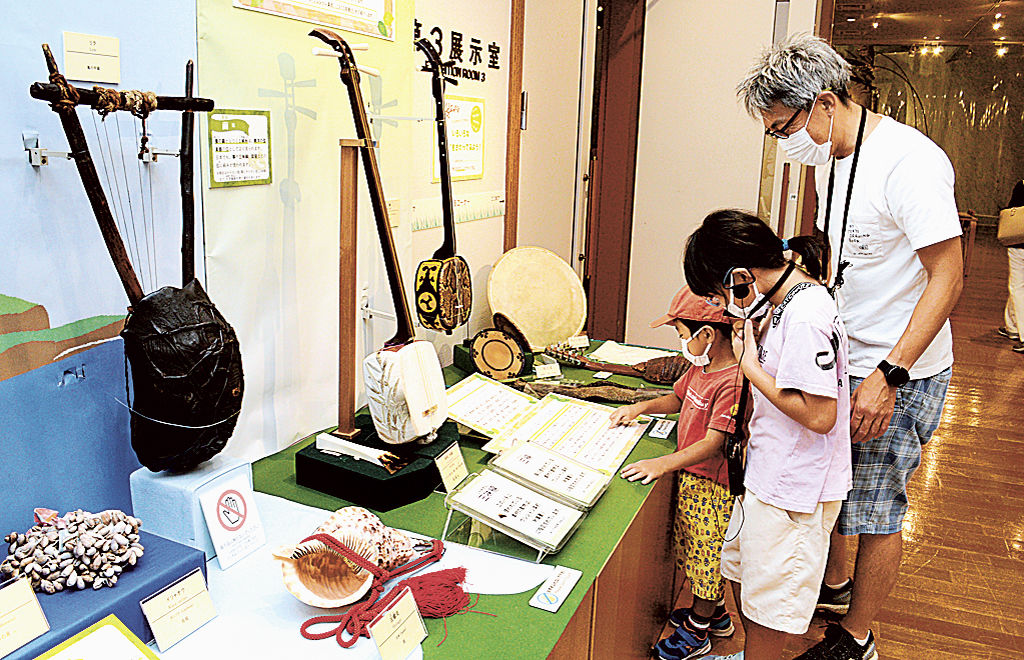 動物と関わりのある楽器が並ぶ特別展＝浜松市中区の市楽器博物館