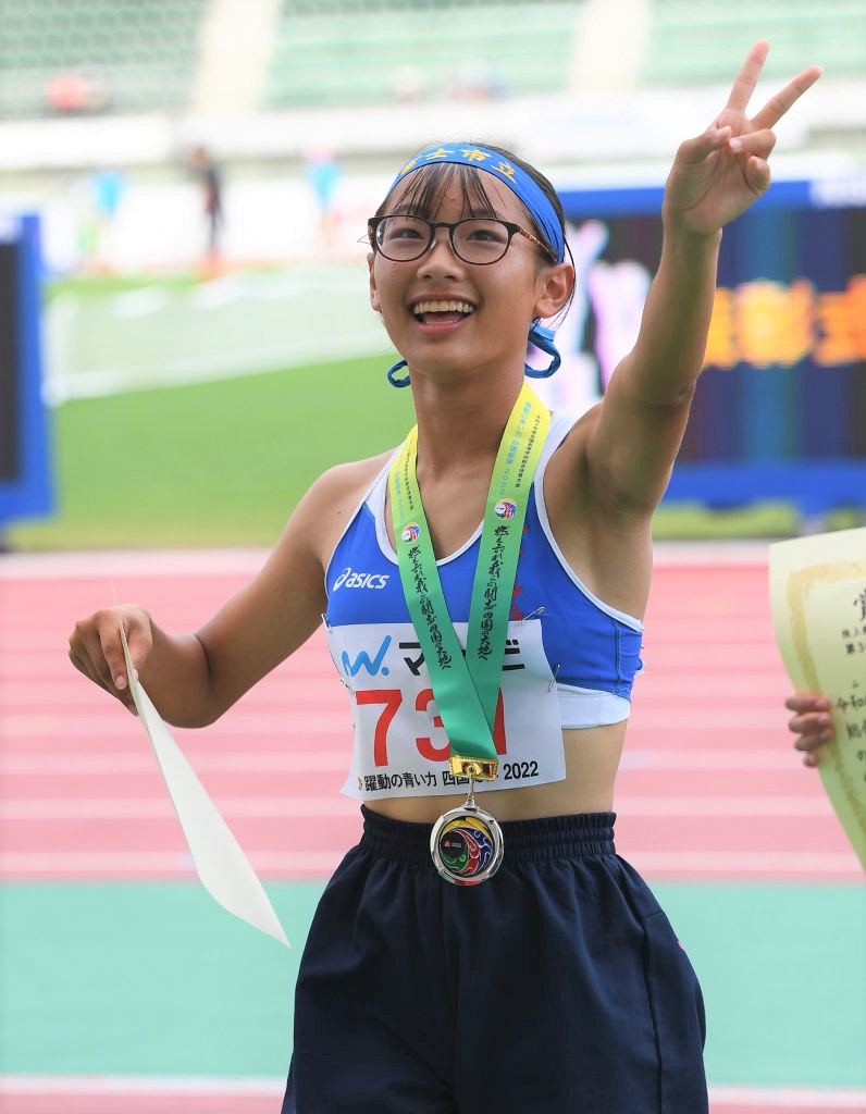 女子１００メートルで準優勝した富士市立の小針陽葉（左）。準決勝で県高校新を記録した＝徳島県の鳴門・大塚スポーツパークポカリスエットスタジアム