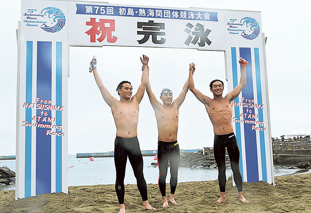 初優勝を果たした神奈川県水泳連盟の選手＝熱海市の熱海サンビーチ